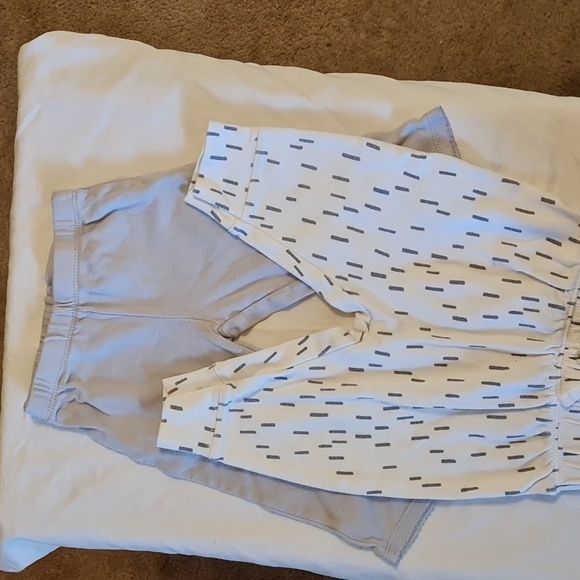2 pack 9 mth pants for baby. Jumping Beans and Carter's. Good used condition. - Picture 1 of 7
